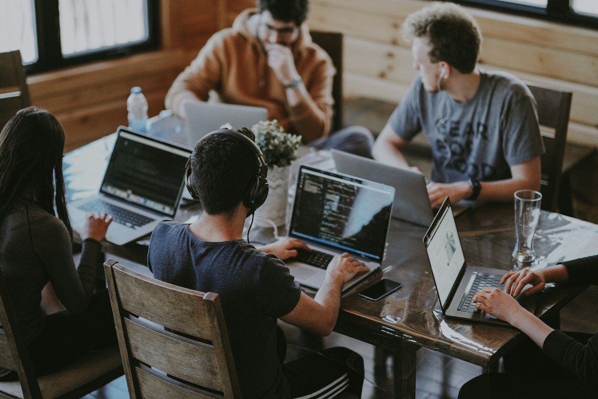 Profesionales colaborando en un espacio de trabajo